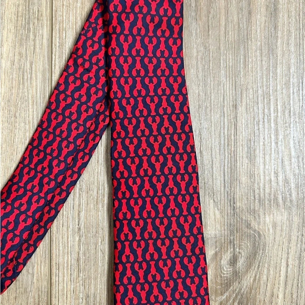 Vineyard Vines | Red and Navy Lobster Patterned Skinny Necktie